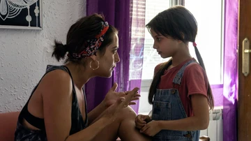 La pequeña Alba está interpretada por Cosette Silguero a la que también hemos visto en 'Los Protegidos: El Regreso'.