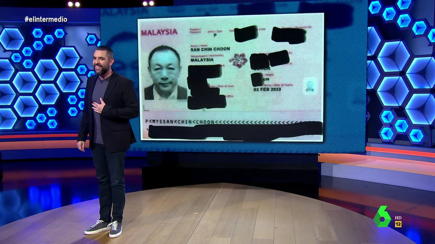 Dani Mateo analiza al misterioso proveedor de material sanitario de Alberto Luceño: "Solo podría haber sido más misterioso si se llamara S. Chin Choon" Dani Mateo analiza al misterioso proveedor de material sanitario de Alberto Luceño: "Solo podría haber sido más misterioso si se llamara S. Chin Choon"