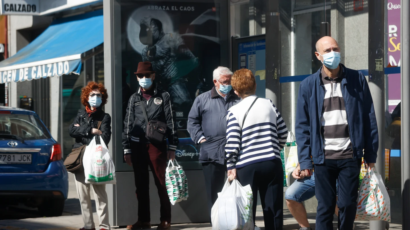 Volvemos a vernos las caras: el Gobierno aprueba el fin de la mascarilla obligatoria en interiores, con dudas sobre su uso en el trabajo Volvemos a vernos las caras: el Gobierno aprueba el fin de la mascarilla obligatoria en interiores, con dudas sobre su uso en el trabajo
