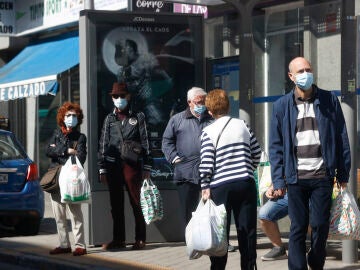 Volvemos a vernos las caras: el Gobierno aprueba el fin de la mascarilla obligatoria en interiores, con dudas sobre su uso en el trabajo