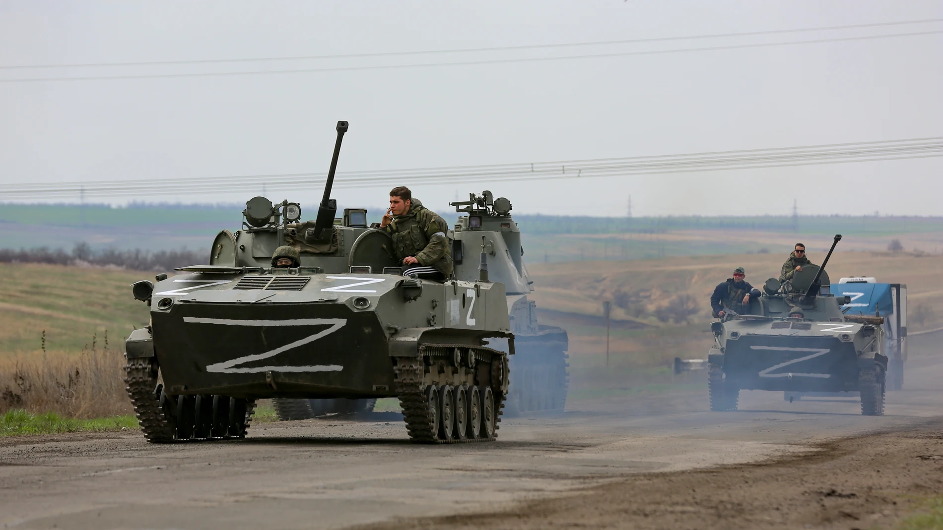 Carros de combate de las tropas rusas circulan en los alrededores de la sitiada Mariúpol.