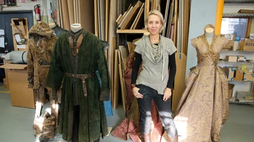 Michelle Clapton rodeada de algunas piezas del vestuario de 'Juego de Tronos'.