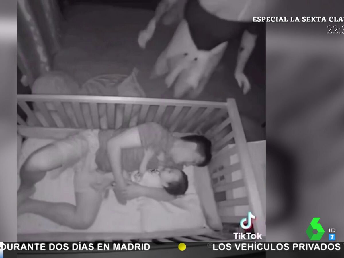 El susto de su vida así reacciona un padre mientras duerme a su hijo en la cuna foto imagen