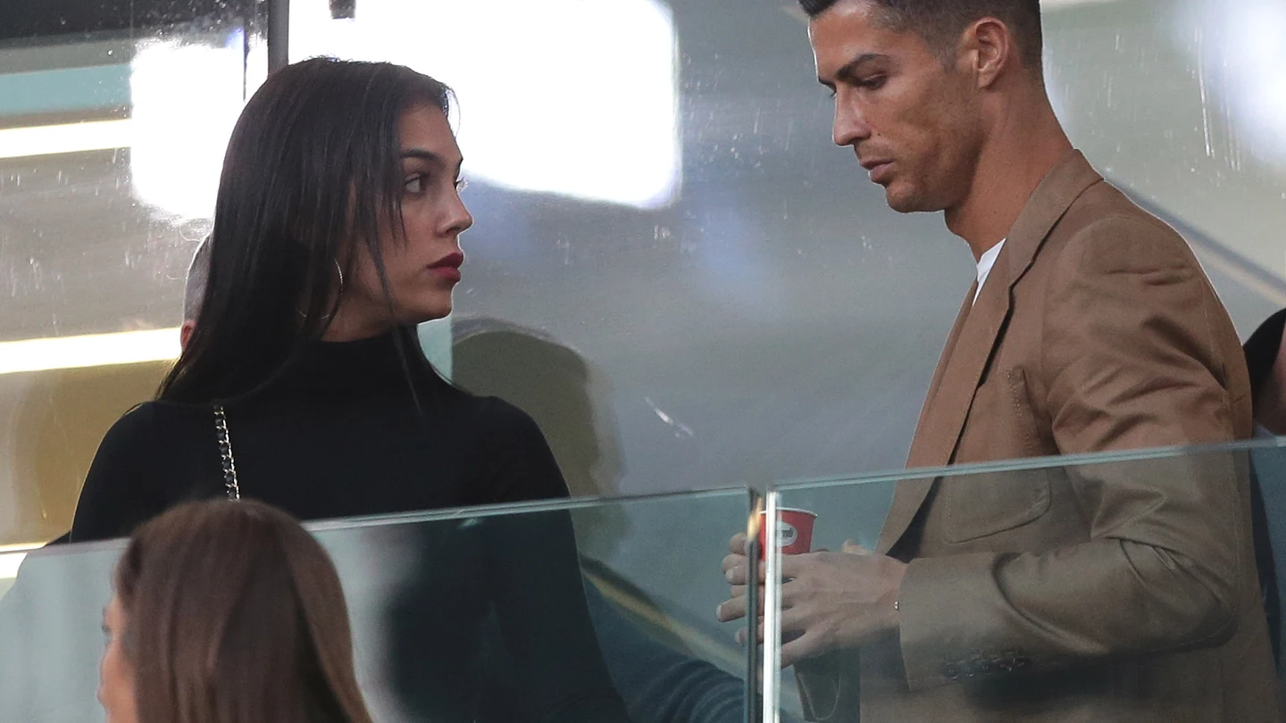 Cristiano Ronaldo y Georgina Rodríguez durante el partido del Grupo H de la Liga de Campeones de la UEFA entre Juventus y BSC Young Boys en el estadio Allianz el 2 de octubre de 2018 en Turín, Italia. Cristiano Ronaldo y Georgina Rodríguez durante el partido del Grupo H de la Liga de Campeones de la UEFA entre Juventus y BSC Young Boys en el estadio Allianz el 2 de octubre de 2018 en Turín, Italia.