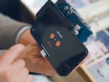 Con este accesorio tu iPhone convierte cualquier cámara analógica en digital Con este accesorio tu iPhone convierte cualquier cámara analógica en digital