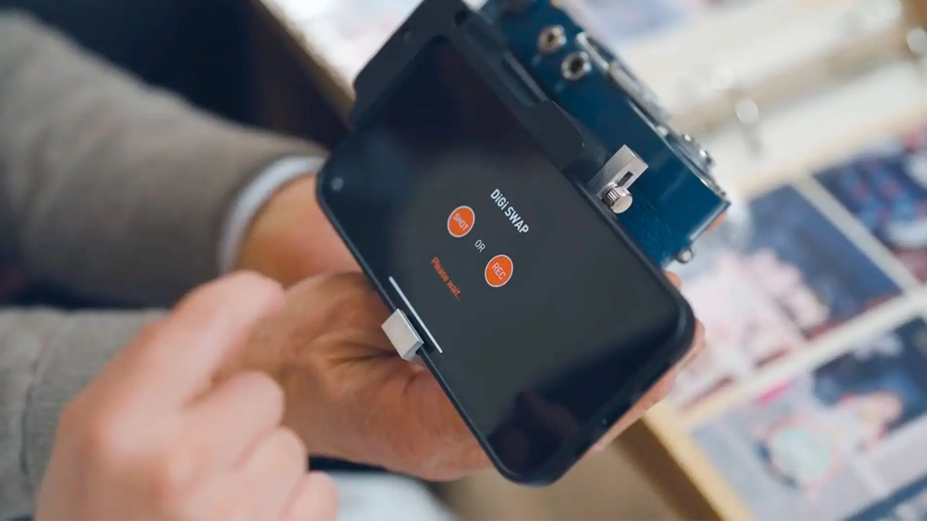 Con este accesorio tu iPhone convierte cualquier cámara analógica
