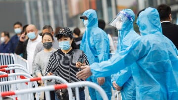 Un grupo de ciudadanos espera a poder realizarse un test de coronavirus en Pekín ante el nuevo brote de la enfermedad.