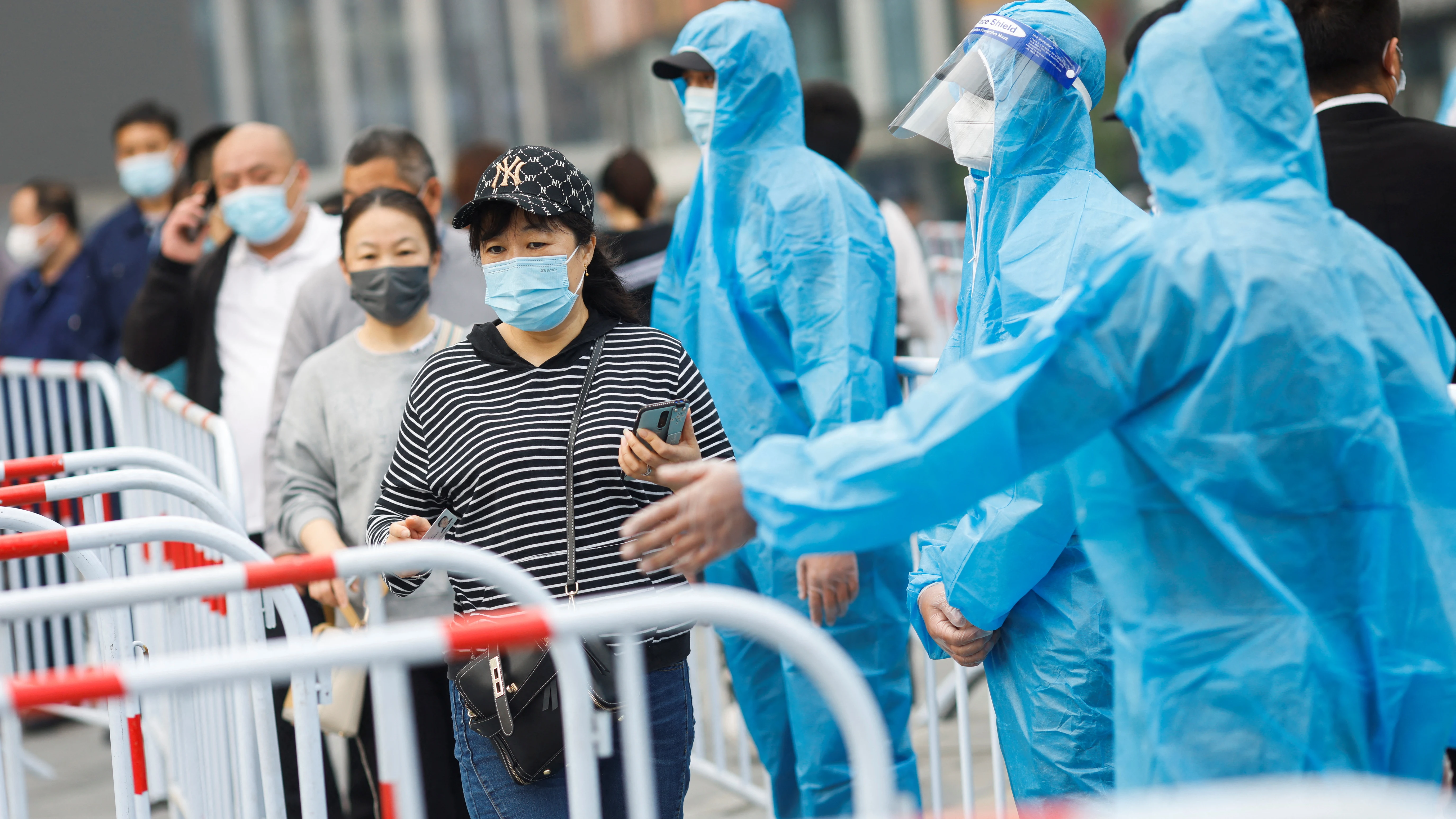 Un grupo de ciudadanos espera a poder realizarse un test de coronavirus en Pekín ante el nuevo brote de la enfermedad.