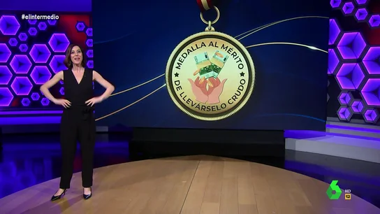 Cristina Gallego entrega 'la medalla al mérito de llevárselo crudo' a Medina y Luceño: "¿Os acordáis del 3 percent? Aficionados" Cristina Gallego entrega 'la medalla al mérito de llevárselo crudo' a Medina y Luceño: "¿Os acordáis del 3 percent? Aficionados"
