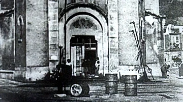 Imagen de los bidones junto a la iglesia de San Juan que el franquismo usó para acusar a los republicanos del ataque en Gernika