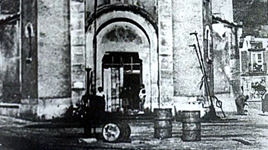 Imagen de los bidones junto a la iglesia de San Juan que el franquismo usó para acusar a los republicanos del ataque en Gernika Imagen de los bidones junto a la iglesia de San Juan que el franquismo usó para acusar a los republicanos del ataque en Gernika