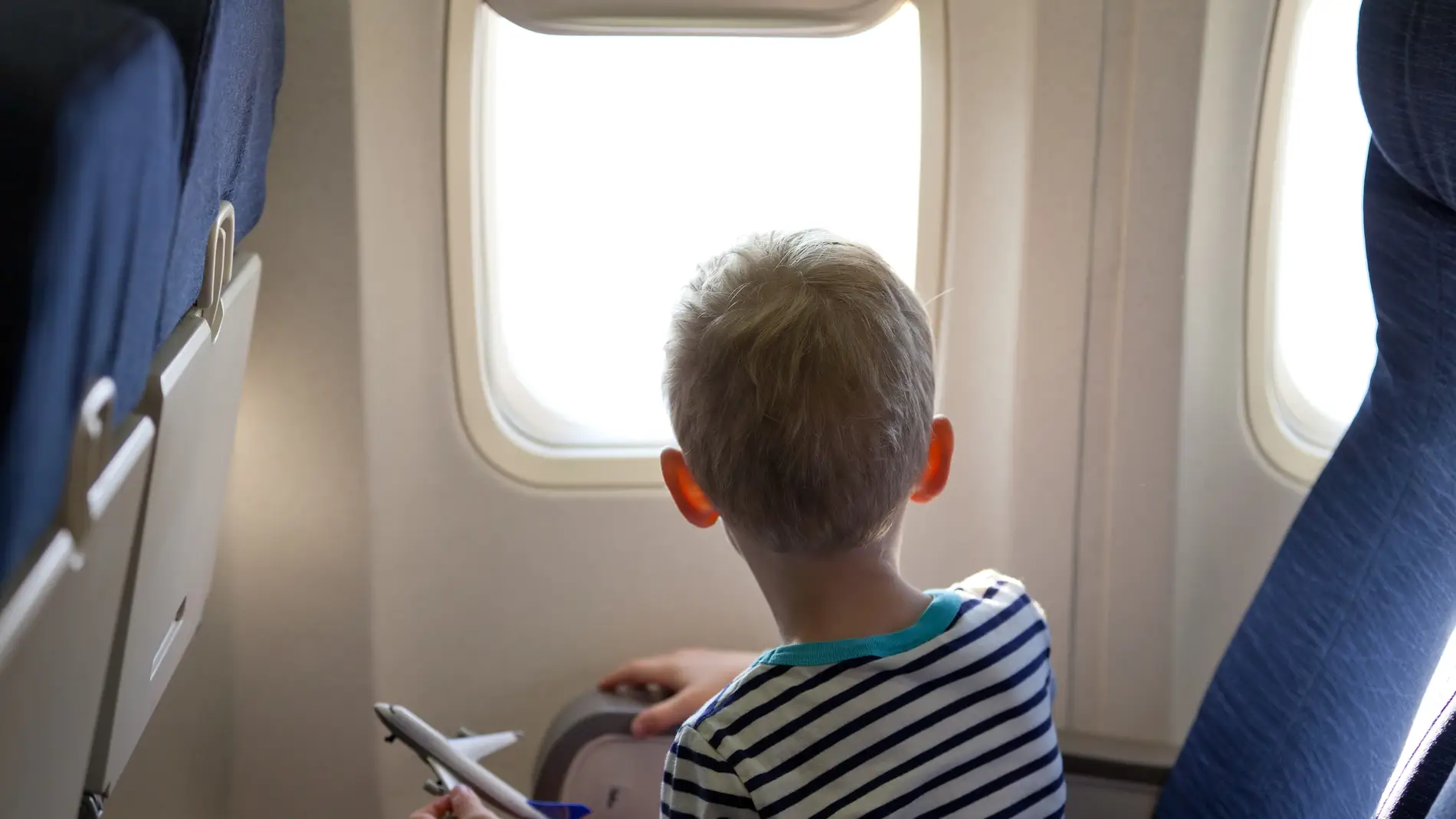 menor de edad en avión