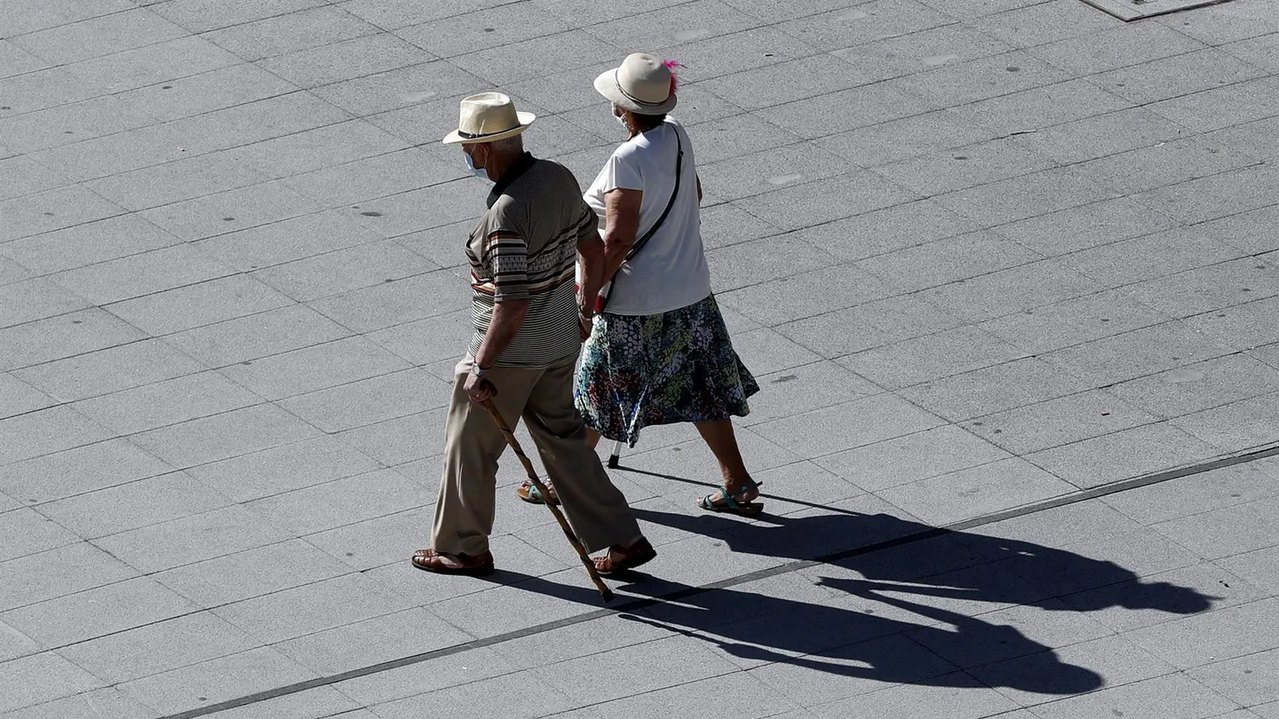 Personas mayores paseando EFE