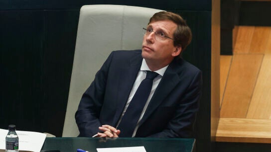 El alcalde de Madrid, Jos&eacute; Luis Mart&iacute;nez Almeida, durante el pleno extraordinario convocado a petici&oacute;n de M&aacute;s Madrid para abordar el caso de las mascarillas.