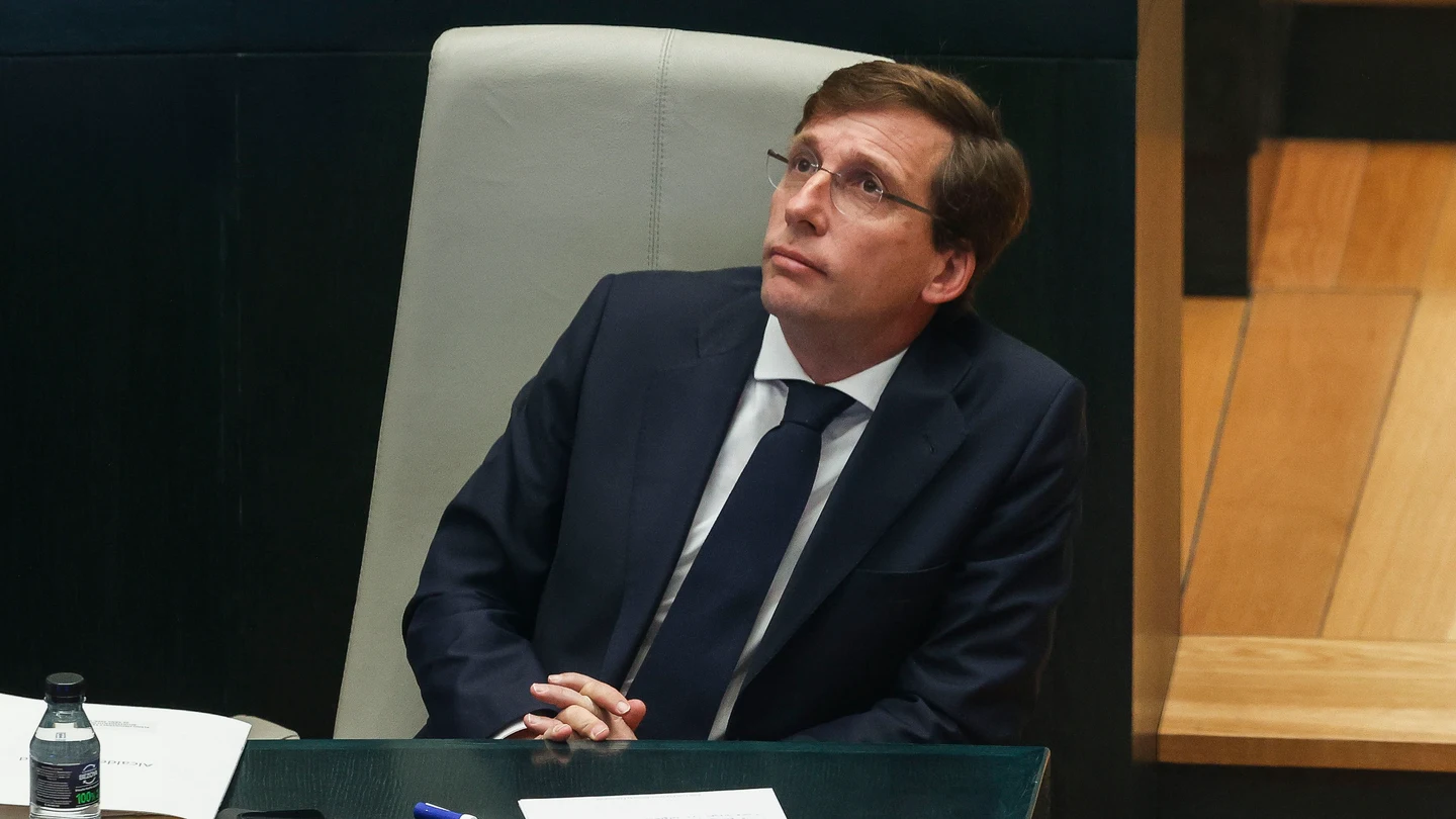 El alcalde de Madrid, José Luis Martínez Almeida, durante el pleno extraordinario convocado a petición de Más Madrid para abordar el caso de las mascarillas. El alcalde de Madrid, José Luis Martínez Almeida, durante el pleno extraordinario convocado a petición de Más Madrid para abordar el caso de las mascarillas.