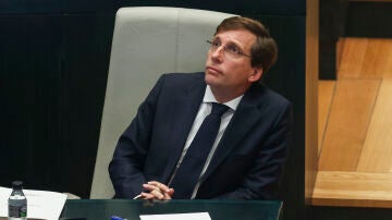 El alcalde de Madrid, José Luis Martínez Almeida, durante el pleno extraordinario convocado a petición de Más Madrid para abordar el caso de las mascarillas.