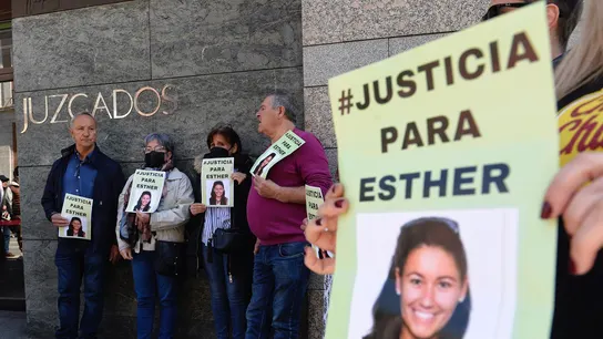 Amigos y familiares de Esther López, de 35 años, hallada muerta en una cuneta de Traspinedo. Amigos y familiares de Esther López, de 35 años, hallada muerta en una cuneta de Traspinedo.