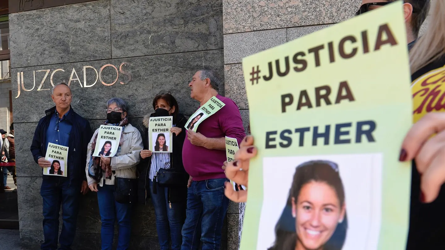 Amigos y familiares de Esther López, de 35 años, hallada muerta en una cuneta de Traspinedo. Amigos y familiares de Esther López, de 35 años, hallada muerta en una cuneta de Traspinedo.