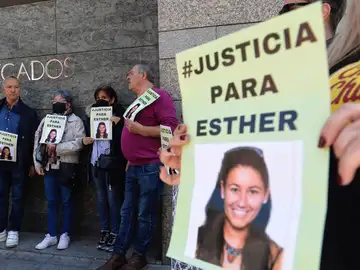 Amigos y familiares de Esther López, de 35 años, hallada muerta en una cuneta de Traspinedo.