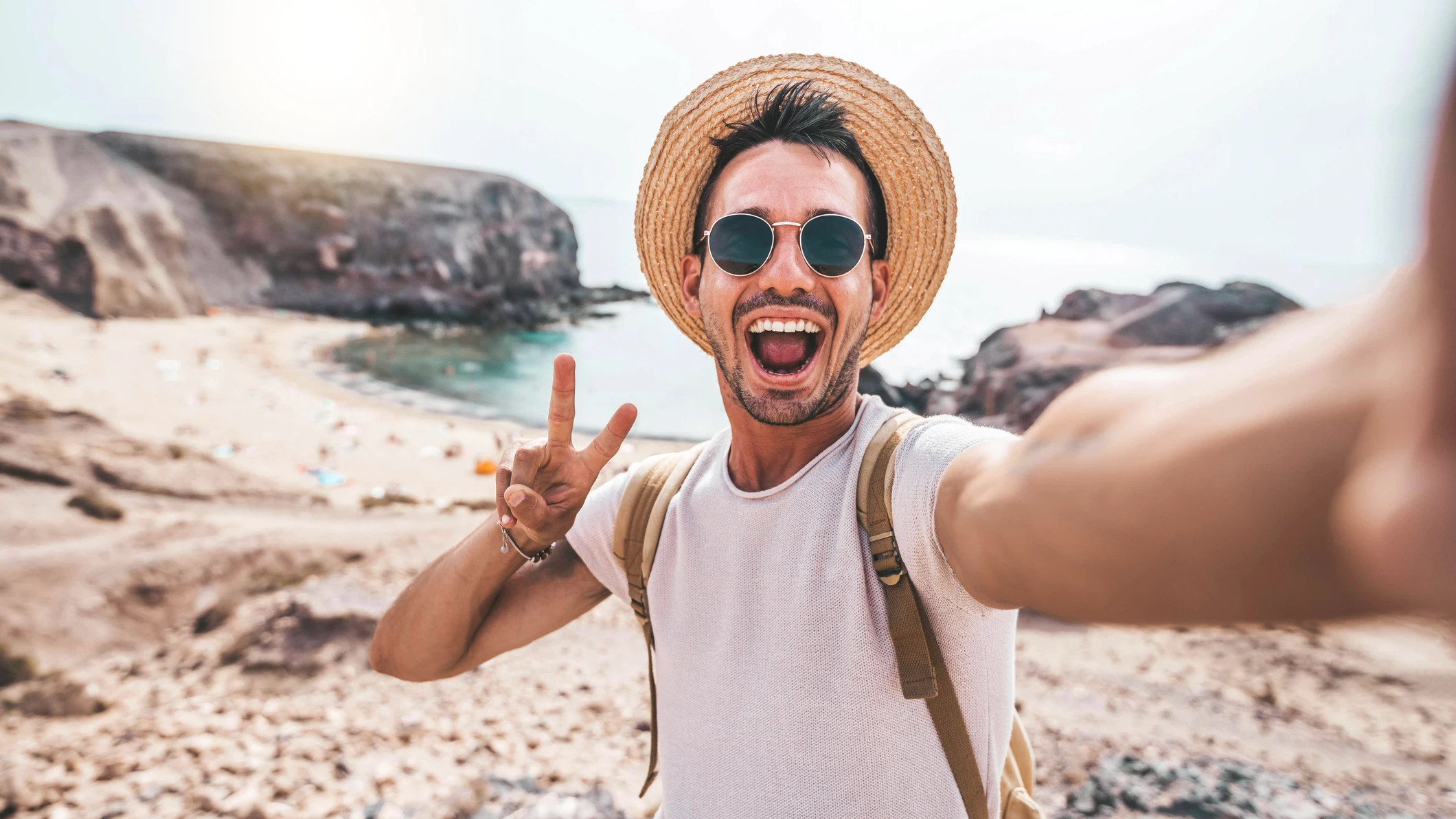 chico feliz viajando