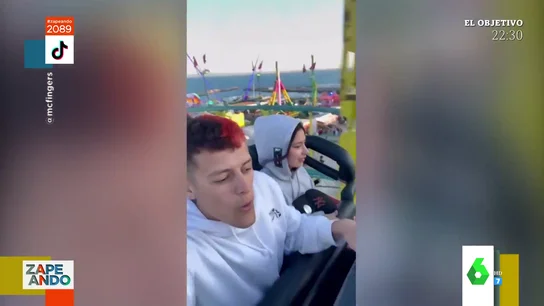 La gran 'pérdida' de un tiktoker: este es el momento en el que su móvil sale 'volando' cuando montaba en una montaña rusa La gran 'pérdida' de un tiktoker: este es el momento en el que su móvil sale 'volando' cuando montaba en una montaña rusa