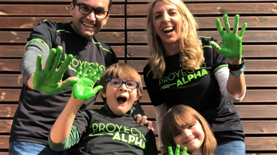 Jéssica y su marido Oriol, junto con sus dos hijos, ambos afectados de distrofia muscular de cinturas Jéssica y su marido Oriol, junto con sus dos hijos, ambos afectados de distrofia muscular de cinturas