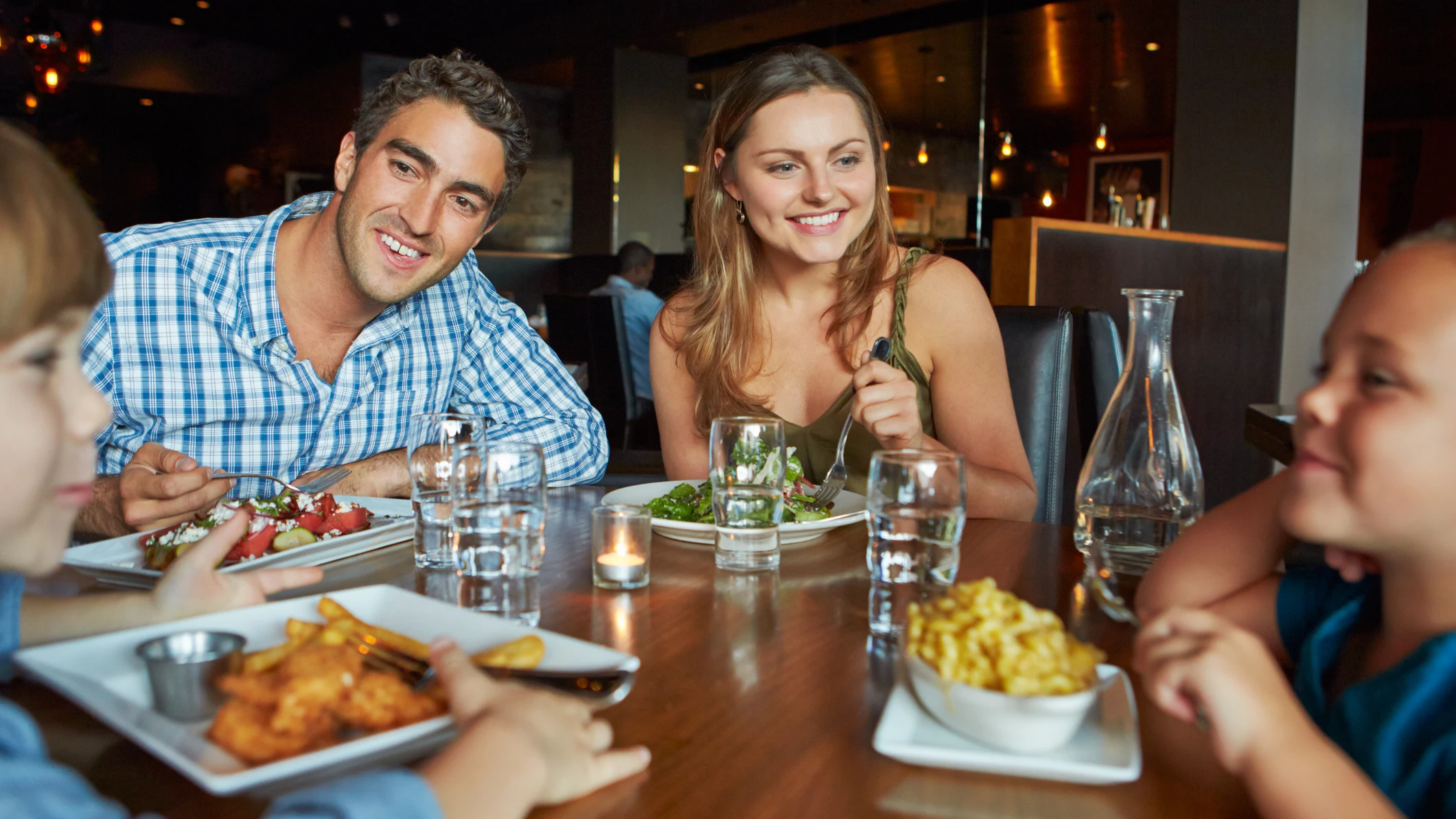 familia comiendo en un restaurante
