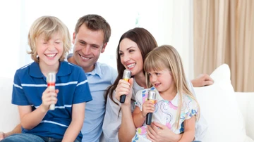 Pasar la tarde en un karaoke en familia