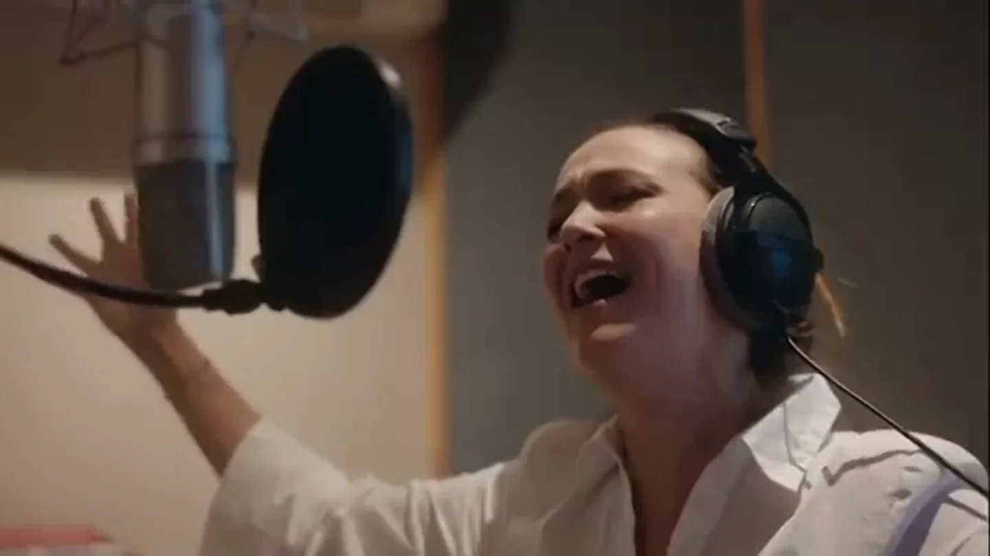 Así se grabó la primera versión de 'Ay Mamá': "Hay que hacer que no parezca una broma" ¿Himno o broma?