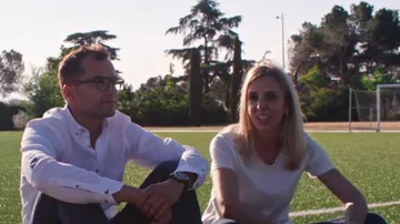 Jéssica Martín y su marido, padres de dos niños con distrofia muscular de cinturas