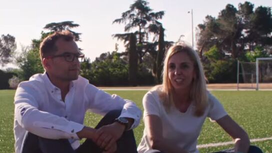 Jéssica Martín y su marido, padres de dos niños con distrofia muscular de cinturas