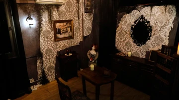 Interior de una de las habitaciones del escape Room The Haunted Box horas antes de la noche de Halloween, en Madrid