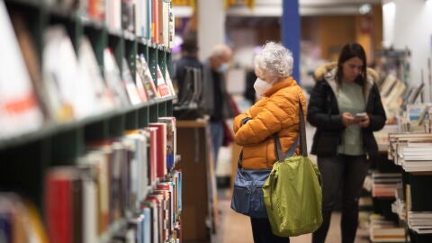  Varios clientes en una librería del centro de Barcelona.