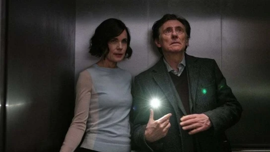 Elizabeth McGovern y Gabriel Byrne protagonizan esta serie. Elizabeth McGovern y Gabriel Byrne protagonizan esta serie.