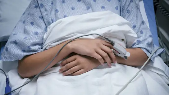 Imagen de archivo de un niño hospitalizado Niño hospitalizado