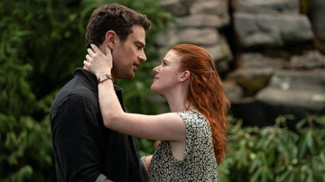 Esta es la pareja protagonista que aparte del amor tiene que lidiar con los viajes en el tiempo.