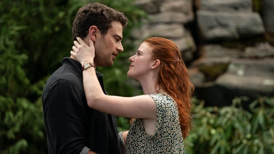 Esta es la pareja protagonista que aparte del amor tiene que lidiar con los viajes en el tiempo. Esta es la pareja protagonista que aparte del amor tiene que lidiar con los viajes en el tiempo.