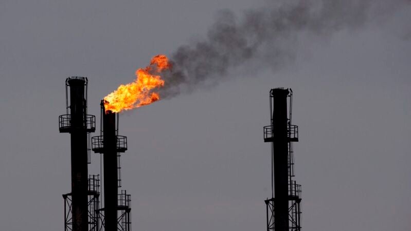 Chimeneas en una refinería de gas y petróleo, en una fotografía de archivo