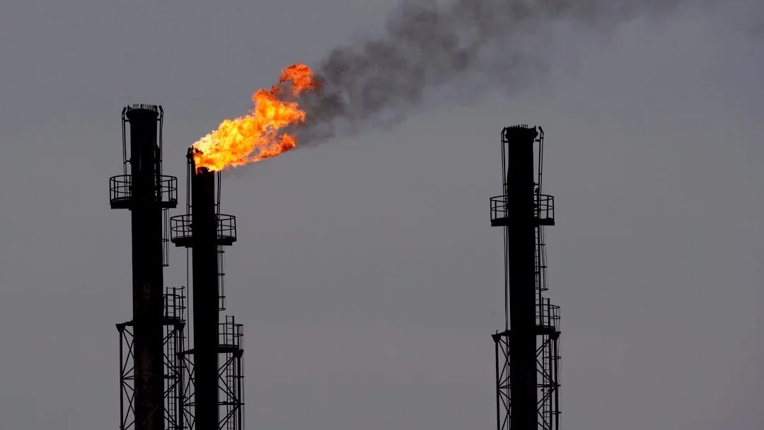 Chimeneas en una refinería de gas y petróleo, en una fotografía de archivo