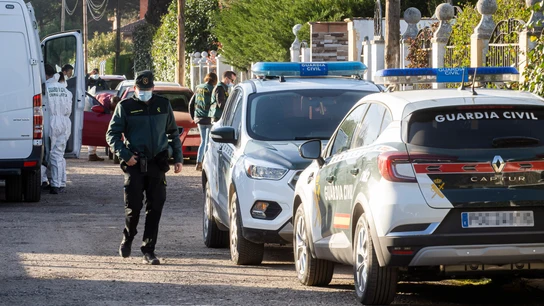 Varios agentes de la Guardia Civil y de Criminalística, en las inmediaciones del chalé de Óscar S., primer investigado del caso. Varios agentes de la Guardia Civil y de Criminalística, en las inmediaciones del chalé de Óscar S., primer investigado del caso.