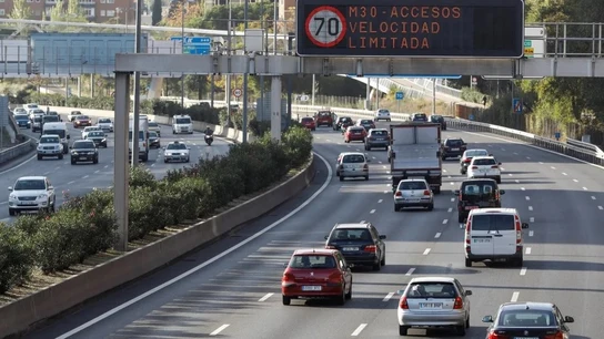 Coches circulando por la M-30 de Madrid Coches circulando por la M-30 de Madrid