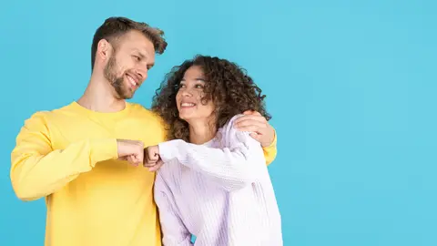 Amigos chocando el puño Amigos chocando el puño