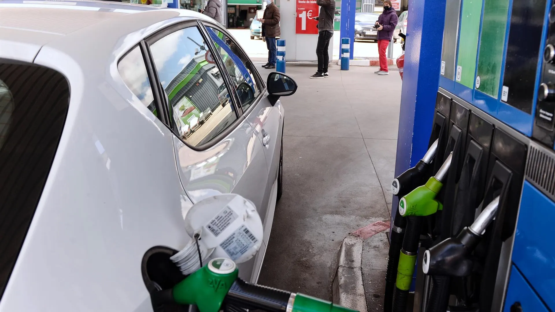 Fotografía de una gasolinera. / Efe