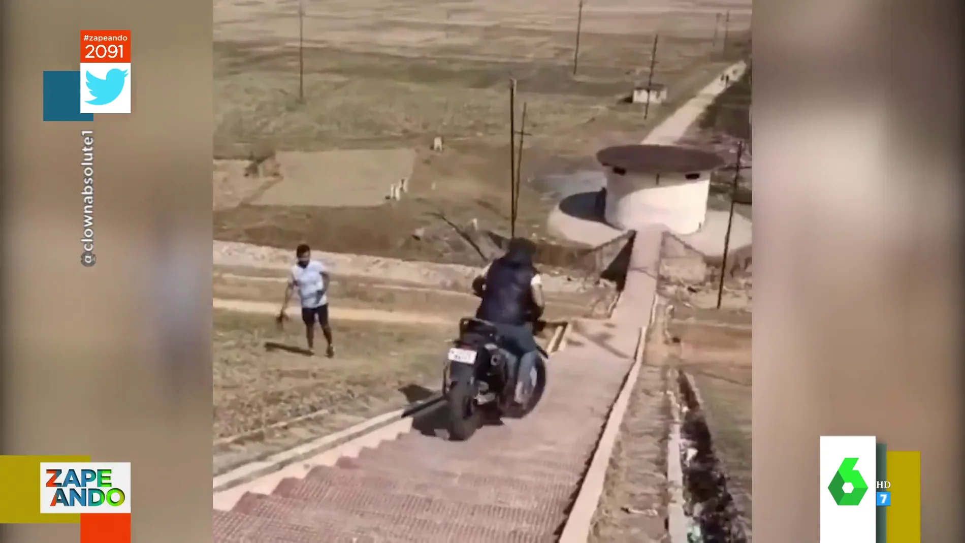 El 'cómico' accidente de un hombre tras bajar unas escaleras con su moto: "La gente hace cosas muy locas para presumir" 