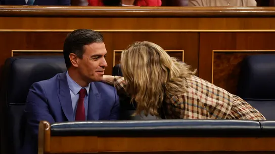 Yolanda Díaz y Pedro Sánchez celebran la aprobación del plan anticrisis en el Congreso. Yolanda Díaz y Pedro Sánchez celebran la aprobación del plan anticrisis en el Congreso. / Efe