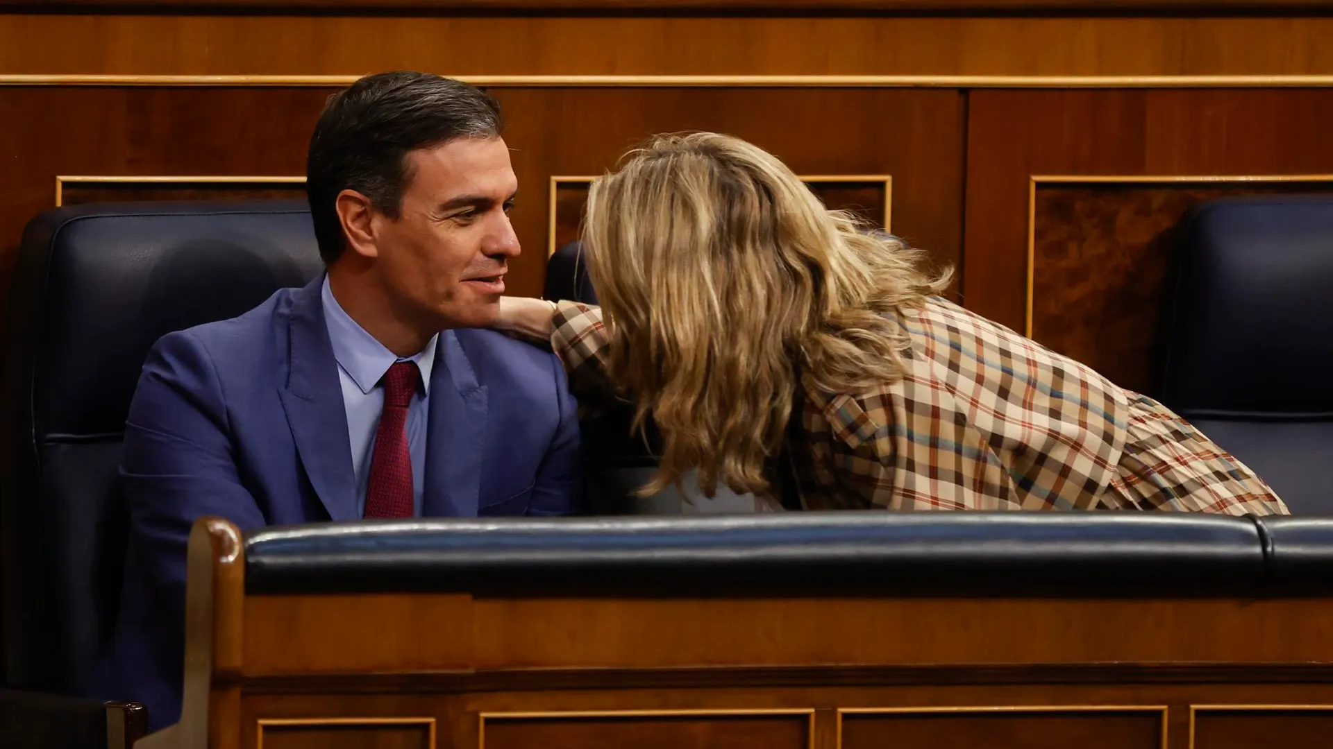 Yolanda Díaz y Pedro Sánchez celebran la aprobación del plan anticrisis en el Congreso. / Efe