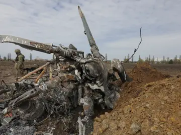 Tropas ucranianas, junto a los restos de un helicóptero ruso