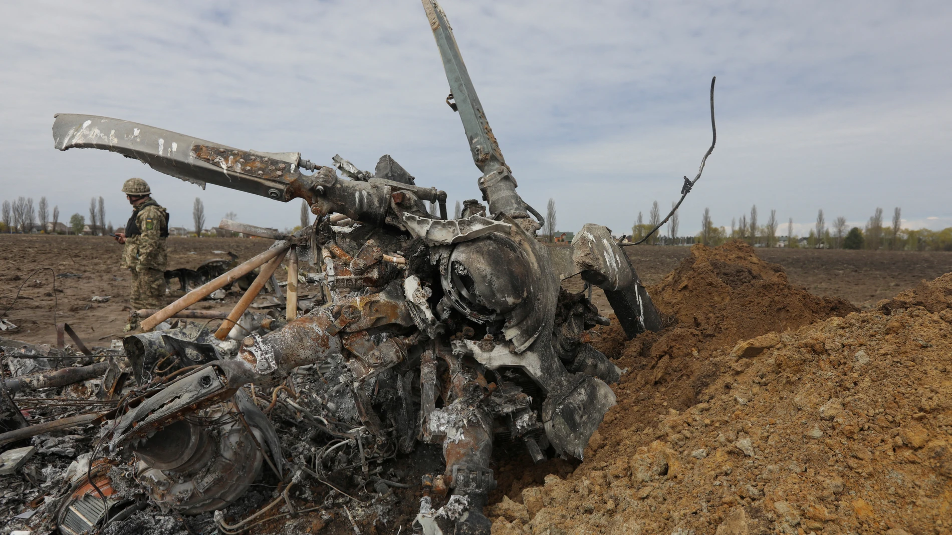 Tropas ucranianas, junto a los restos de un helicóptero ruso
