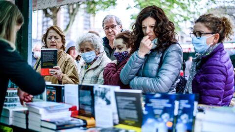  Visitantes en los puestos durante el Día del Libro, en Bilbao.