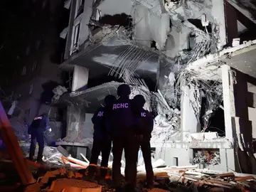 Hallan un cadáver entre los escombros del ataque ruso con misiles en Kiev: hay diez heridos